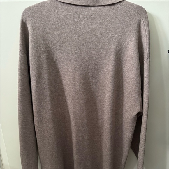 Almost new, worn once. Aritzia shacket size small. Excellent condition - Picture 2 of 3